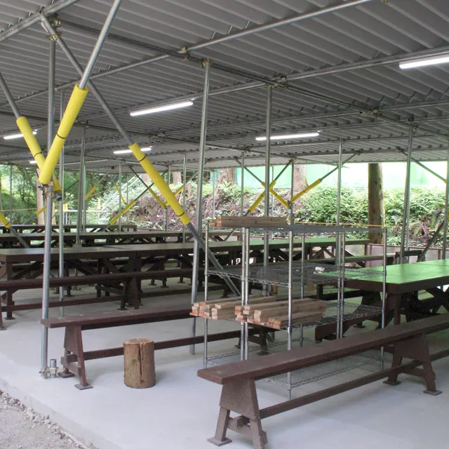 屋根付きのウエイティングスペース